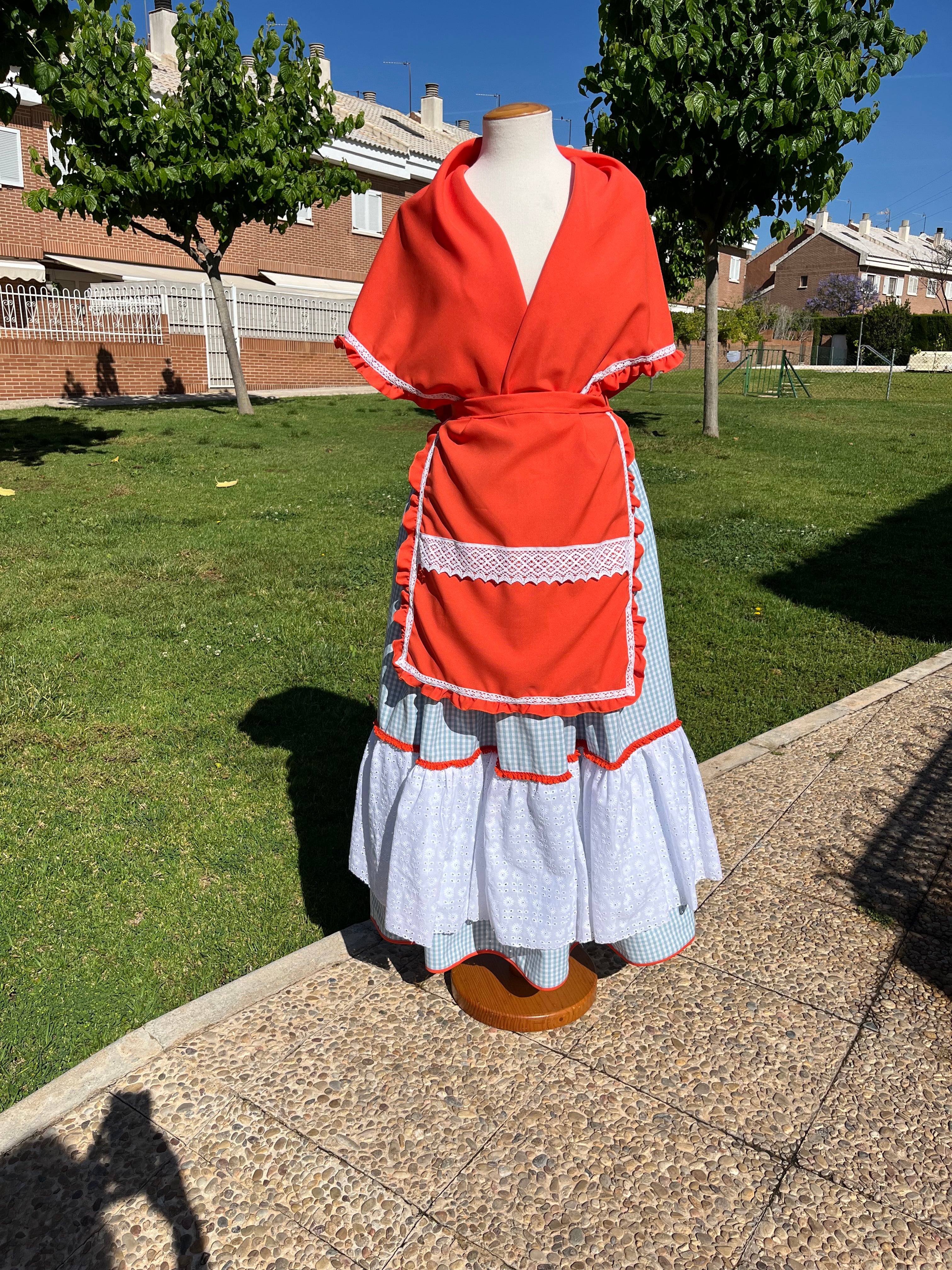 Zagalejo con pico y delantal